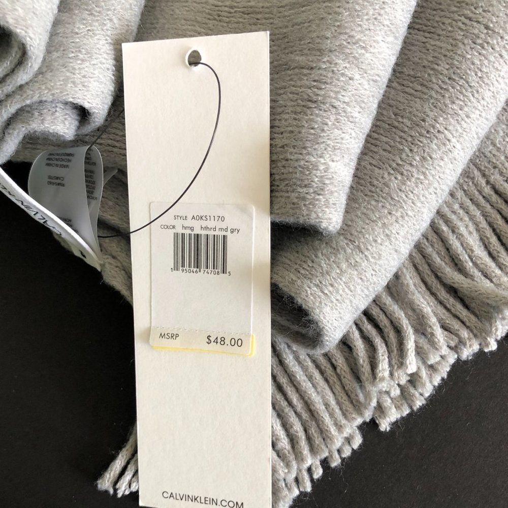 CALVIN KLEIN Scarf with 1 1/2" Fringe NWT - Picture 4 of 4